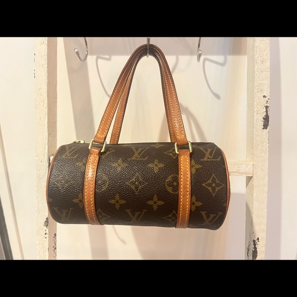 Authentic Louis Vuitton Papillon 19 - Picture 2 of 6